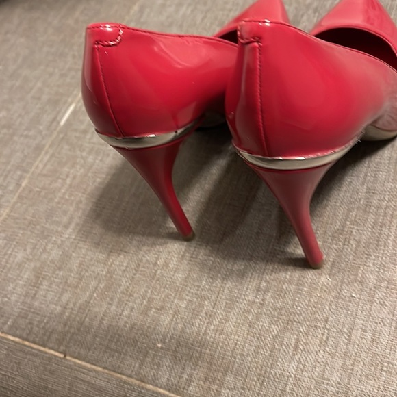 New Marc Fisher Red Patent Leather Stilletto Pointed Toe Pumps w silver accent - Picture 2 of 3
